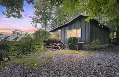 Walker-In-the-Hills House | Blue Ridge Lookout Beautiful Modern Cabin - Nature Hikes and Pets OK cabin