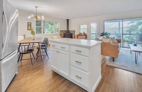 Walker-In-the-Hills Cabin | Blue Ridge Lookout Beautiful Modern Cabin - Nature Hikes and Pets OK by RedAwning