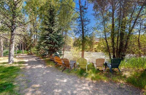 Willow Grove Apartment | Blue River Grove