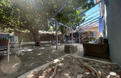Skala Eresou Apartment | Blue Seaside House with Garden