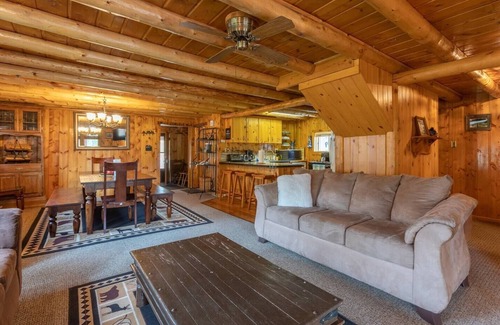 Last Chance Cabin | Blue Springs Pond Cabin-Near Yellowstone | Hot Tub