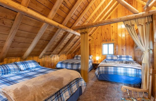 Last Chance Cabin | Blue Springs Pond Cabin-Near Yellowstone | Hot Tub