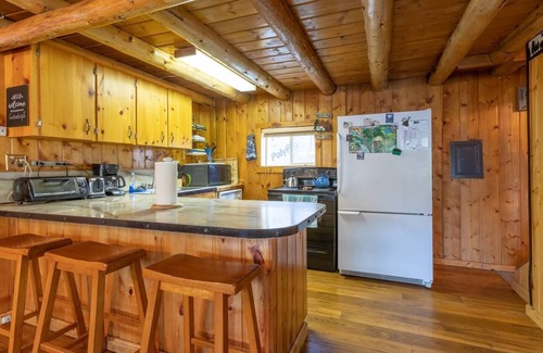 Last Chance Cabin | Blue Springs Pond Cabin-Near Yellowstone | Hot Tub