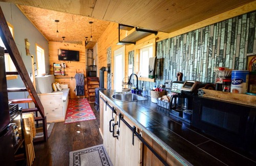 Hinckley House | Blue Tiny Home.Hottub. Fireplace.NearStCroixStatePk