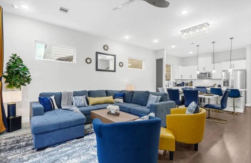 South Central Houston Villa | Blue Villa 3BR 3.5 Bath Downtown |MedCenter|HotTub