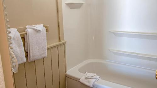 Lake of Bays Resort | Blue Water Acres