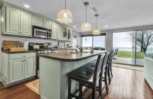 Town of Porter House | Blue Waters Cottage - 3bd, Lakefront with Hot Tub!