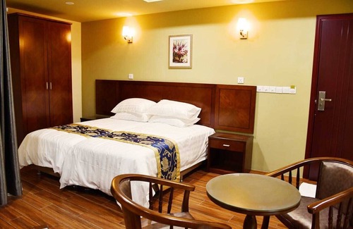 Kudahuvadhoo Hotel | Blue Wave Guest House includes a garden & a patio & is located in Kudahuvadhoo.