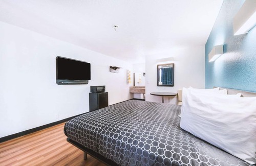 Beeville Hotel | Blue Way Inn & Suites by Jasper Beeville-2 Queen Bed Non Smoking