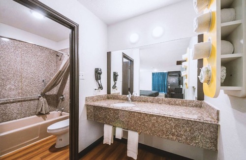 Beeville Hotel | Blue Way Inn & Suites by Jasper Beeville-2 Queen Bed Non Smoking