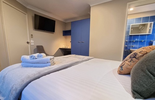 Waratah West House | Blue Wren Lodge Waratah - 10 Bedrooms / 10 Bathrooms