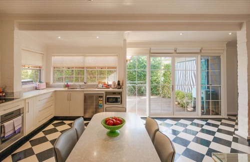East Tamworth House | Bluebird Cottage - Charm & character