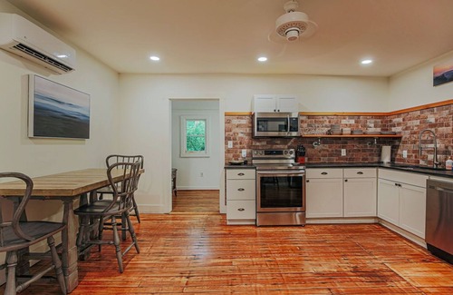Roseland Cottage | Bluebird Cottage: Near 151 + Appalachian Trail