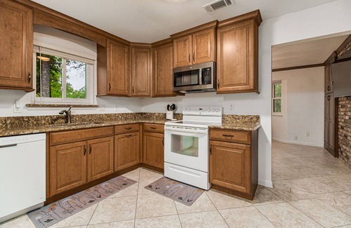 North Northwest Pensacola House | Bluebird House: spacious 3BR with sunroom on an acre
