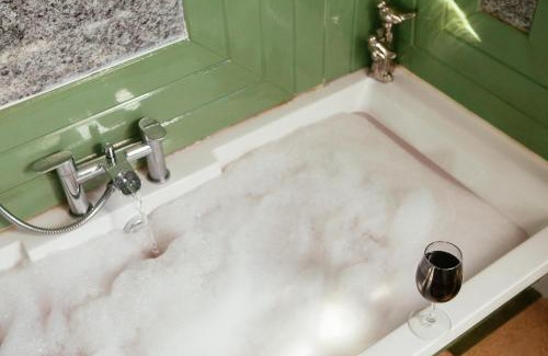 Umberleigh Cabin | Bluebird Penthouse & Land Rover Hot Tub