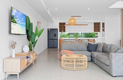 Bokarina House | Bluebird Villa - 3min Stroll to Bokarina Beach
