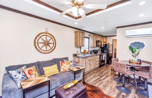 Willis House | Bluebonnet Tiny Home ~ HOT TUB