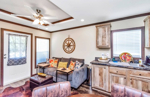 Willis House | Bluebonnet Tiny Home ~ HOT TUB