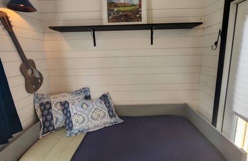 Lyons Resort | Bluegrass Jam Tiny House – Musical Charm Near Boulder & Riverfront Bliss