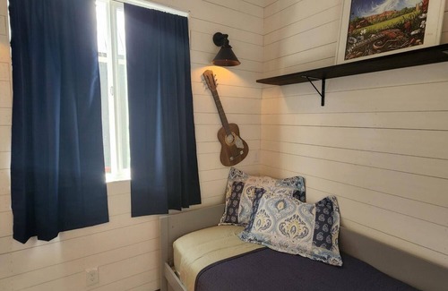 Lyons Resort | Bluegrass Jam Tiny House – Musical Charm Near Boulder & Riverfront Bliss