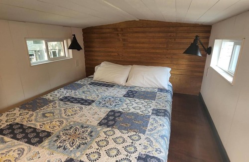 Lyons Resort | Bluegrass Jam Tiny House – Musical Charm Near Boulder & Riverfront Bliss