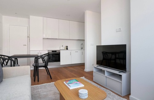 Alvalade Apartment | Blueground | Alvalade, turnkey home + kitchen