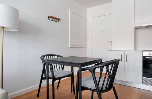 Alvalade Apartment | Blueground | Alvalade, turnkey home + kitchen