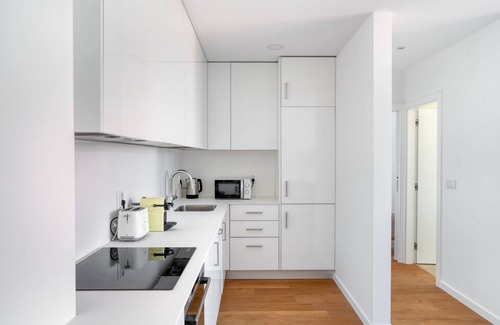 Alvalade Apartment | Blueground | Alvalade, turnkey home + kitchen