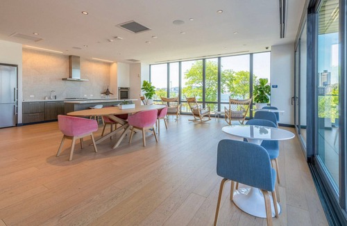 Central-Maverick Square - Paris Street Apartment | Blueground | Central-Maverick Square, pool, nr Boston Harbor