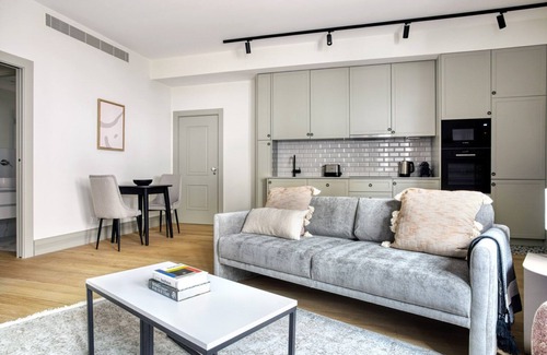 Santa Isabel Apartment | Blueground | Estrela, furnished & equipped