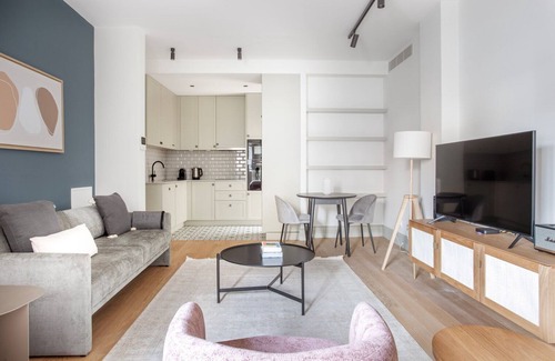 Santa Isabel Apartment | Blueground | Estrela, kitchen & furniture