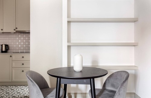 Santa Isabel Apartment | Blueground | Estrela, kitchen & furniture