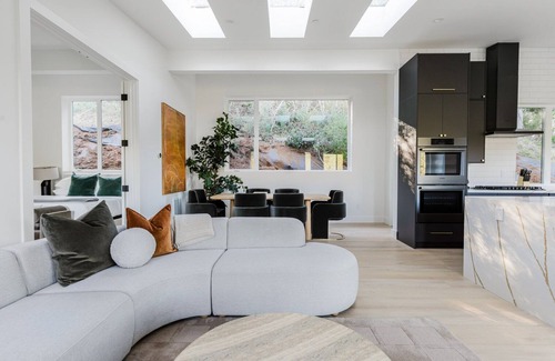 Shepherd Canyon Apartment | Blueground | Oakland, AC, balcony, nr park