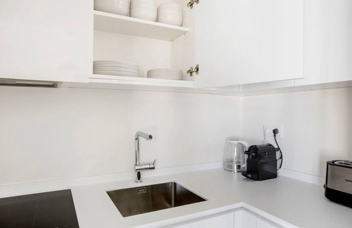 Alges Apartment | Blueground | Oeiras, rooftop, fully furnished