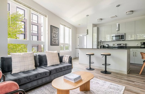 St. Elizabeth's Apartment | Blueground | St. Elizabeth's, pool, nr Brighton Park