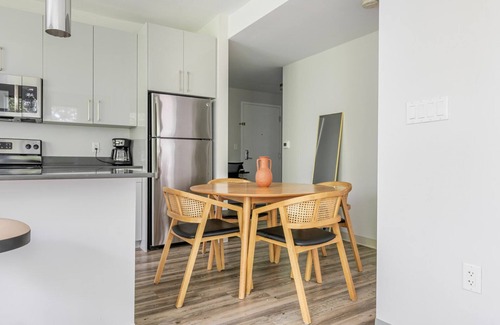 St. Elizabeth's Apartment | Blueground | St. Elizabeth's, pool, nr Brighton Park