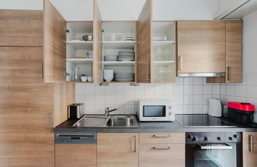 St. Johann Apartment | Blueground | St. Johann, balcony, laundry