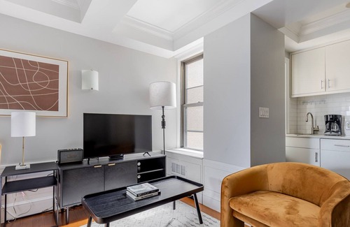 Lincoln Square Apartment | Blueground | Upper West Side, fitness, nr Central Park