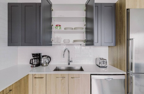 Near West Side Apartment | Blueground | West Loop, pool & AC, nr Willis