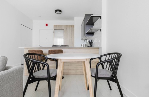 Near West Side Apartment | Blueground | West Loop, pool & AC, nr Willis