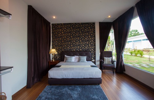 Phibun Mangsahan Hotel | Bluemoon Riverside Resort