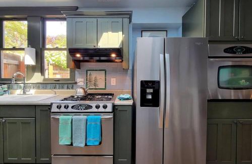 Siskiyou-Hargadine Historic District House | Bluemoon Vacation Rentals - Anne Hathaway House
