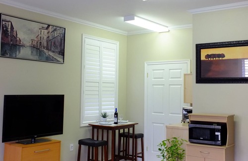 Vernon Bridge Apartment | Bluewaters Bachelor Suite