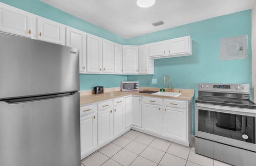 Dania Beach House | Bluewave Bungalow #2 | Cozy Retreat with Charm 2/1
