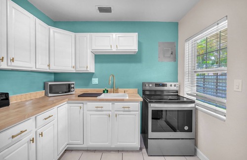 Dania Beach House | Bluewave Bungalow #2 | Cozy Retreat with Charm 2/1