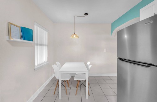 Dania Beach House | Bluewave Bungalow #2 | Cozy Retreat with Charm 2/1