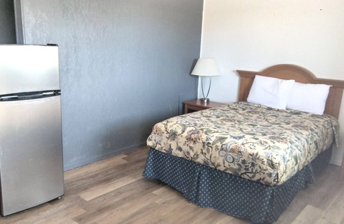 El Dorado House | Blueway Inn & Suites El Dorado-Deluxe 1 King Bed Non-Smoking