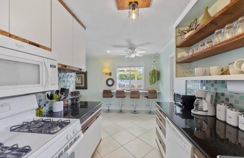 Loma Alta House | Bluff Bungalow/VIEW/3 mi to beach/King bed/Pet friendly