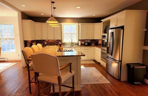 Birchwood Farms House | Bluffs Edge in Birchwood Farms - private four-bedroom, hot tub, screened porch