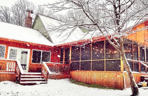 Crowder House | Blufftop Cabin Retreat Hot Tub and Fall Views!